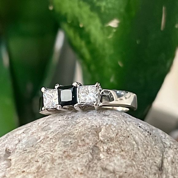 14k gold diamond and sapphire ring - Picture 5 of 12